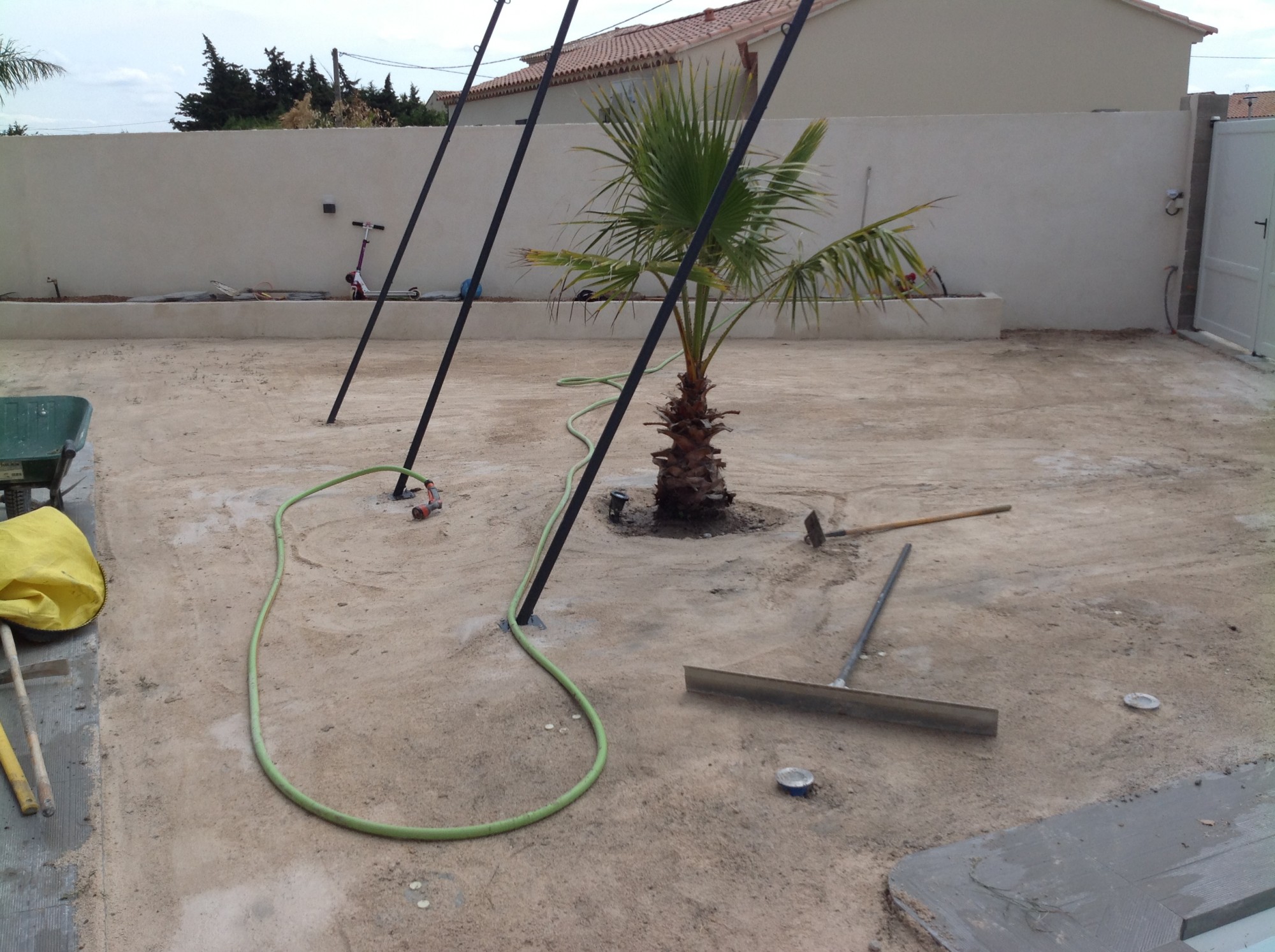 Préparation du sol avant la pose d'un gazon synthétique à Montpellier